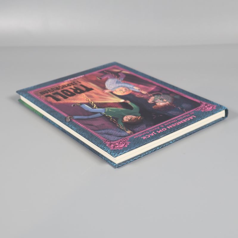 Boken Troll i järngruvan liggande på rygg, framsida synlig