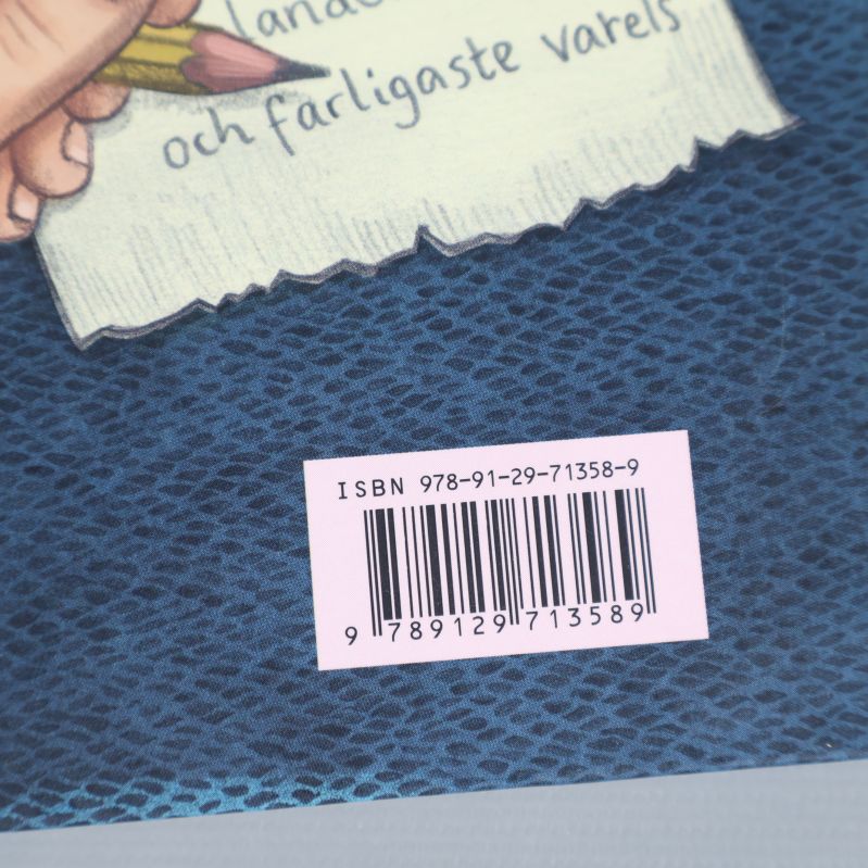 Närbild på ISBN 978-91-29-71358-9 på bokens baksida