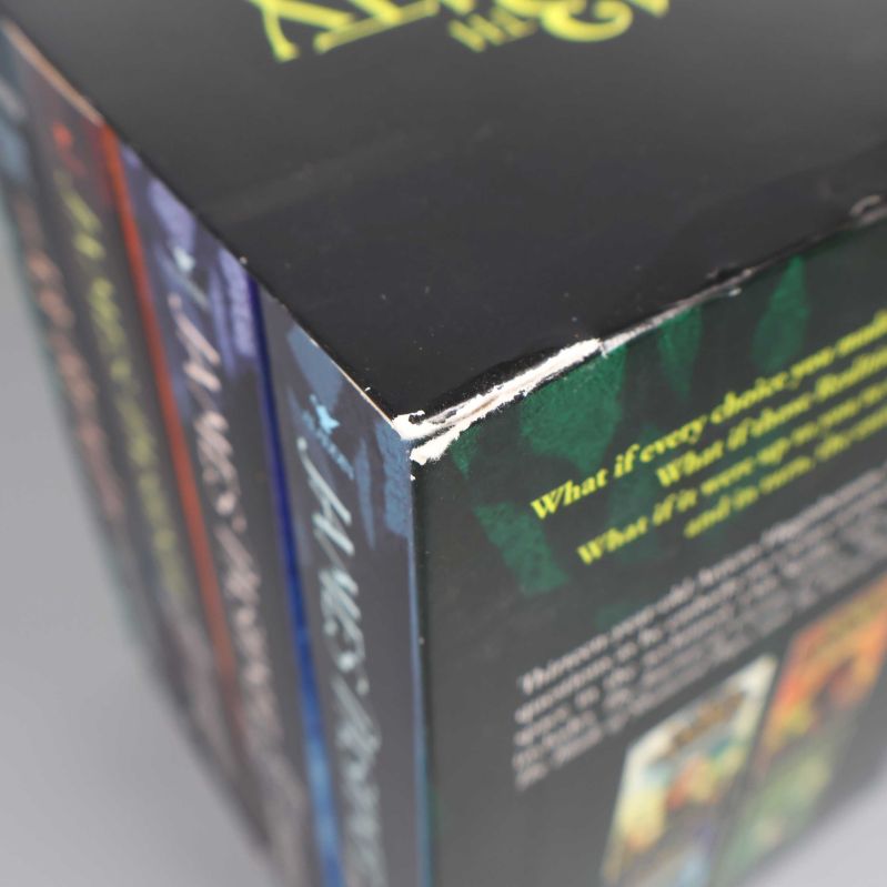 Närbild på hörnskada på The 13th Reality bokbox