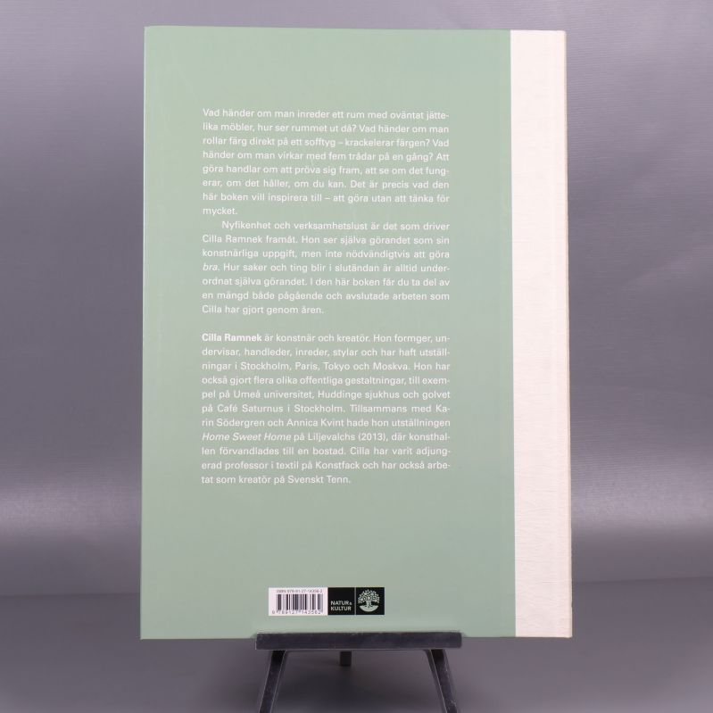 Baksida av boken med beskrivande text om innehåll och författare