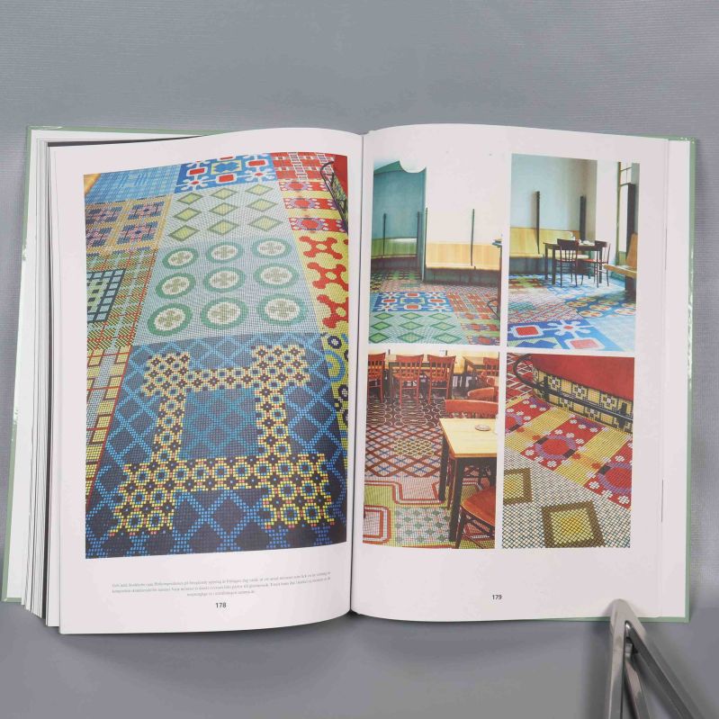 Uppslag med färgstarka mönster och designade golv