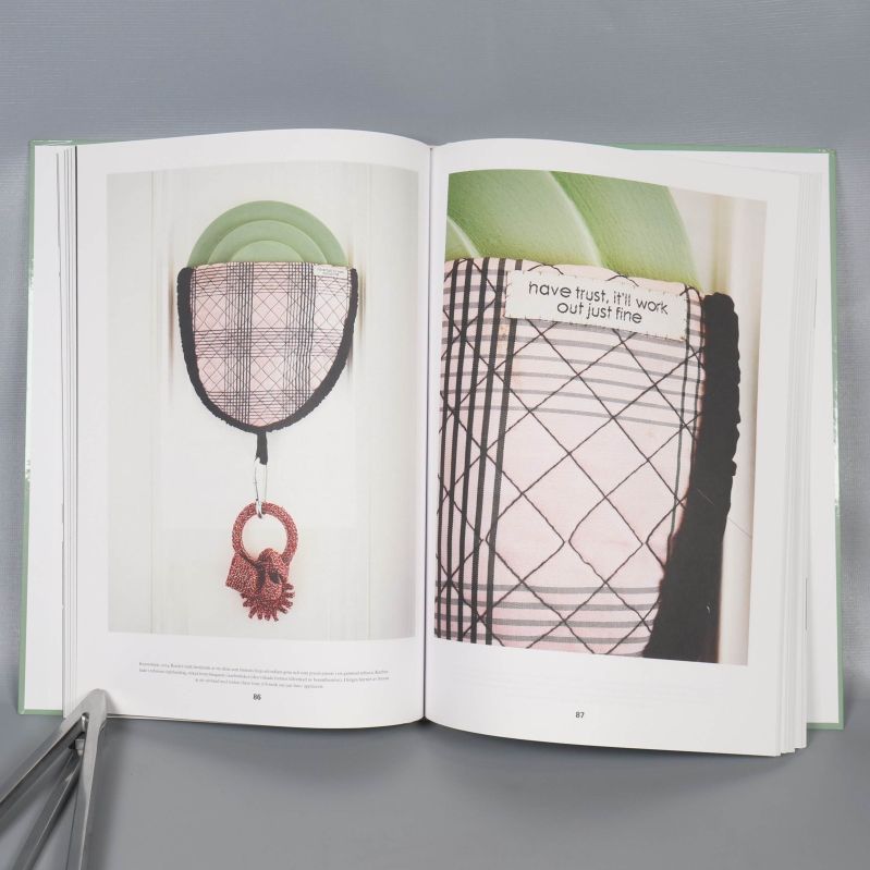 Uppslag med designade textilier och detaljerade fotografier