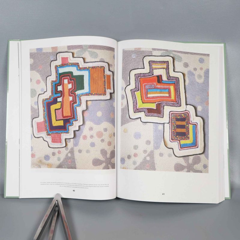 Uppslag med abstrakta, färgglada former och ytor