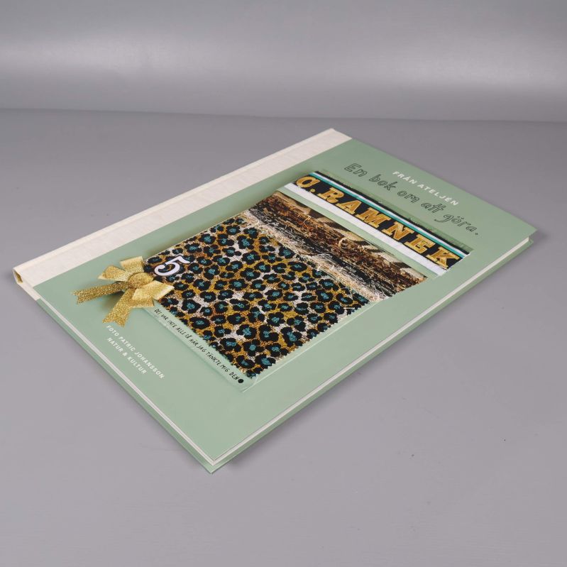 Boken fotograferad liggande framifrån med omslaget synligt