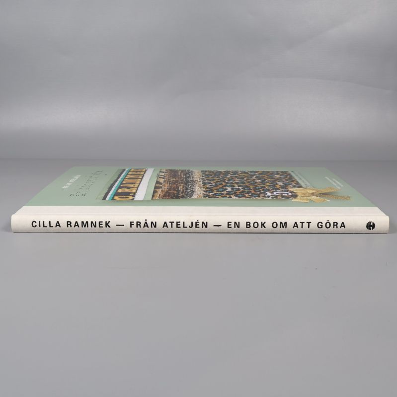 Bokrygg med titel och namn