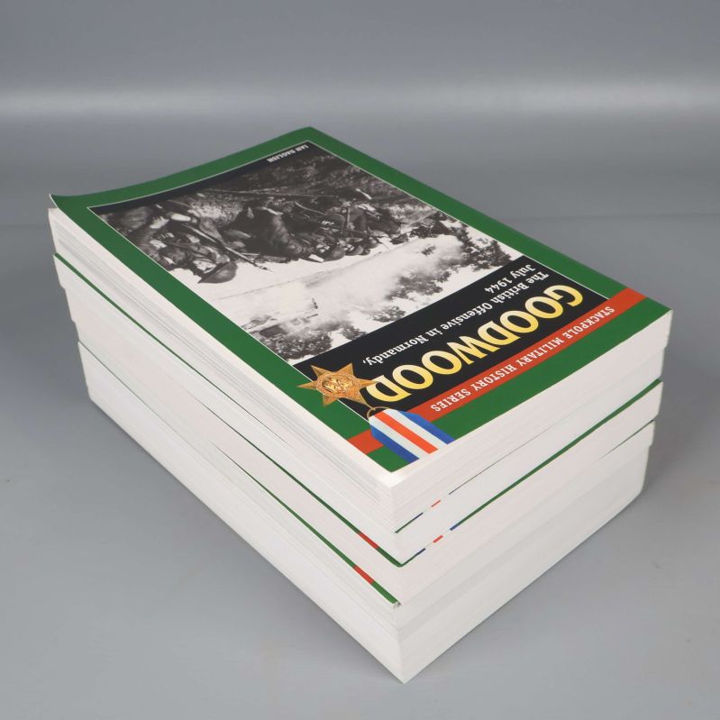 Närbild på bokpaketet med fokus på övre bokhörnens skick