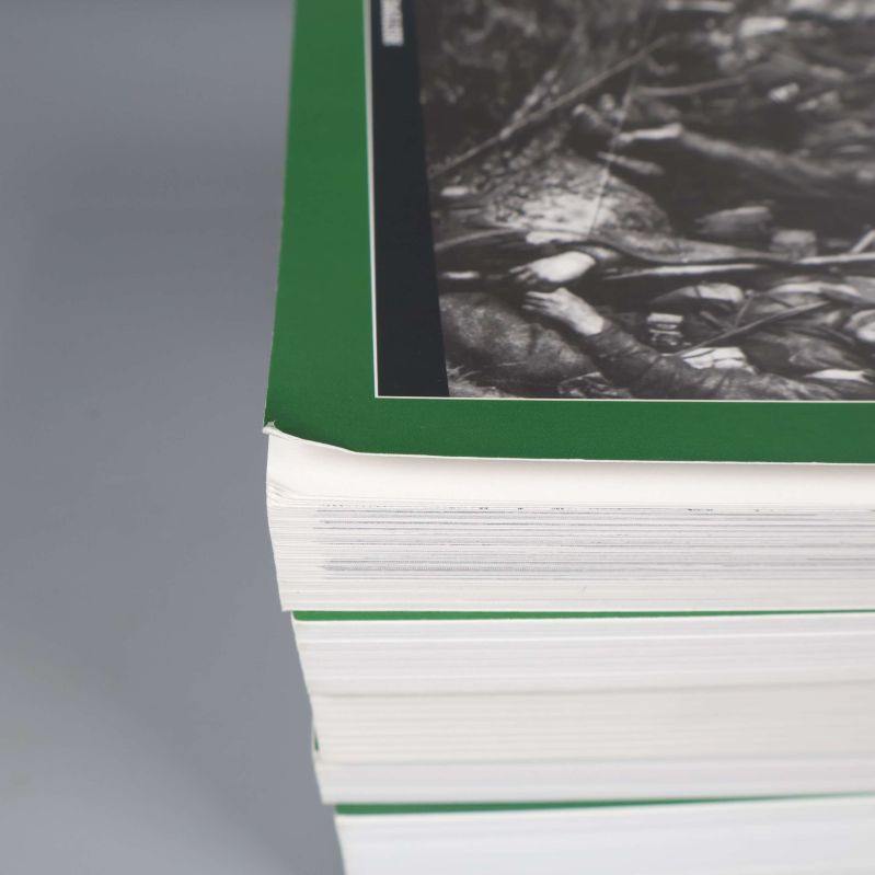 Liten böj i hörnet på omslaget på en av böckerna