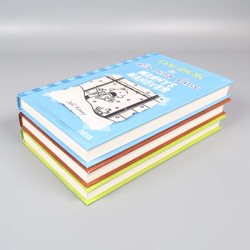 Närbild på övre del av bokpaket Dagbok för alla mina fans staplade