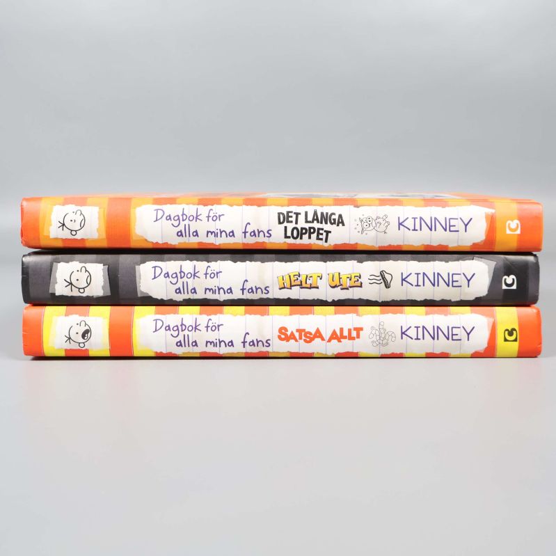 Ryggar på tre böcker med titlar och författarnamn Jeff Kinney