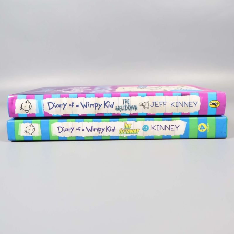 Ryggar av böckerna Diary of a Wimpy Kid The Getaway och The Meltdown, liggande staplade