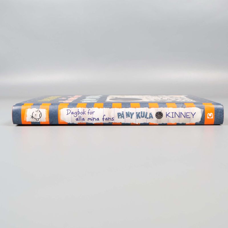 Bokens rygg med tydlig titel och författare