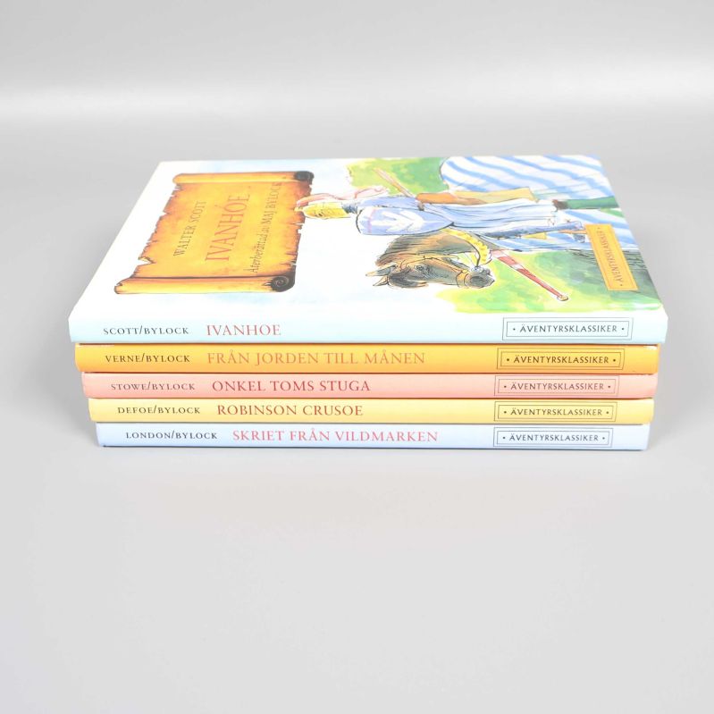 Bokryggar av fem äventyrsklassiker staplade på varandra