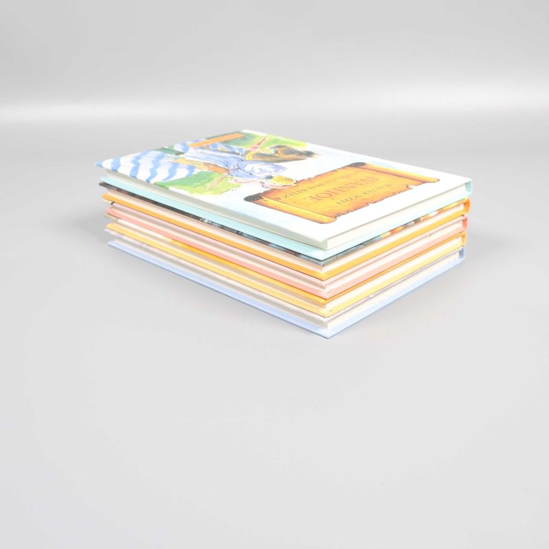 Stapel med fem hårdpärmsböcker sett från sidan