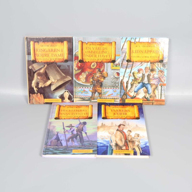 Fem illustrerade böcker ur serien äventyrsklassiker ligger uppställda