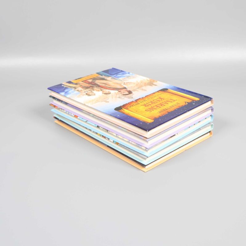 Fem böcker staplade på varandra med fina pärmar synliga