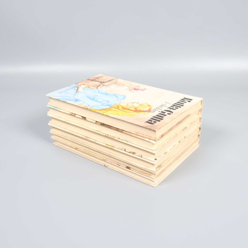 Kulla-Gulla-böcker liggande i hög med omslaget överst och sidorna synliga