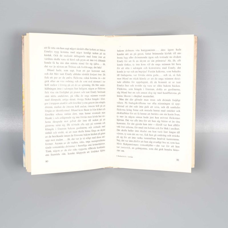 Uppslag ur Kulla-Gulla-bok med tryckt text på svenska