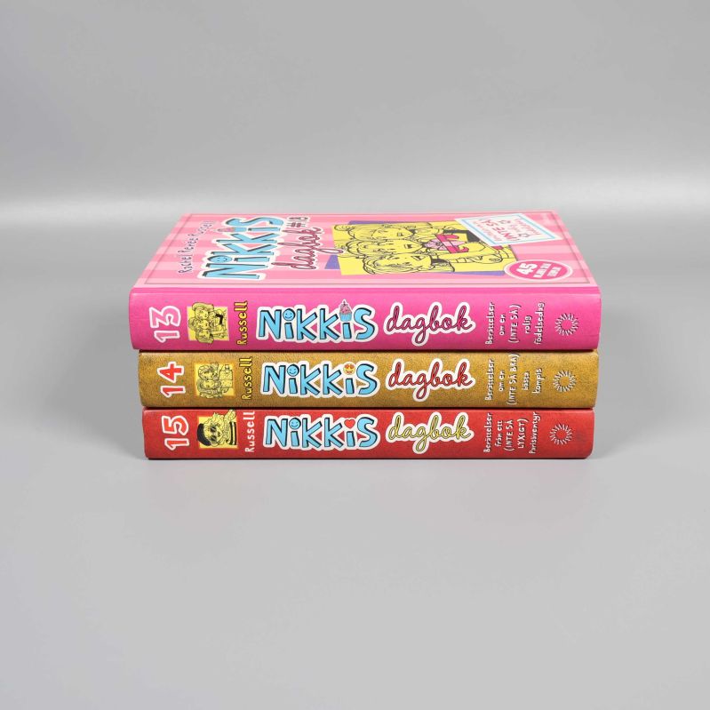 Ryggsidan av tre böcker ur Nikkis dagbok-serien