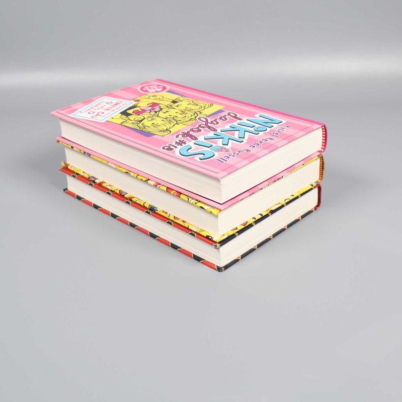 Bokpaket Nikkis dagbok staplade i olika vinklar