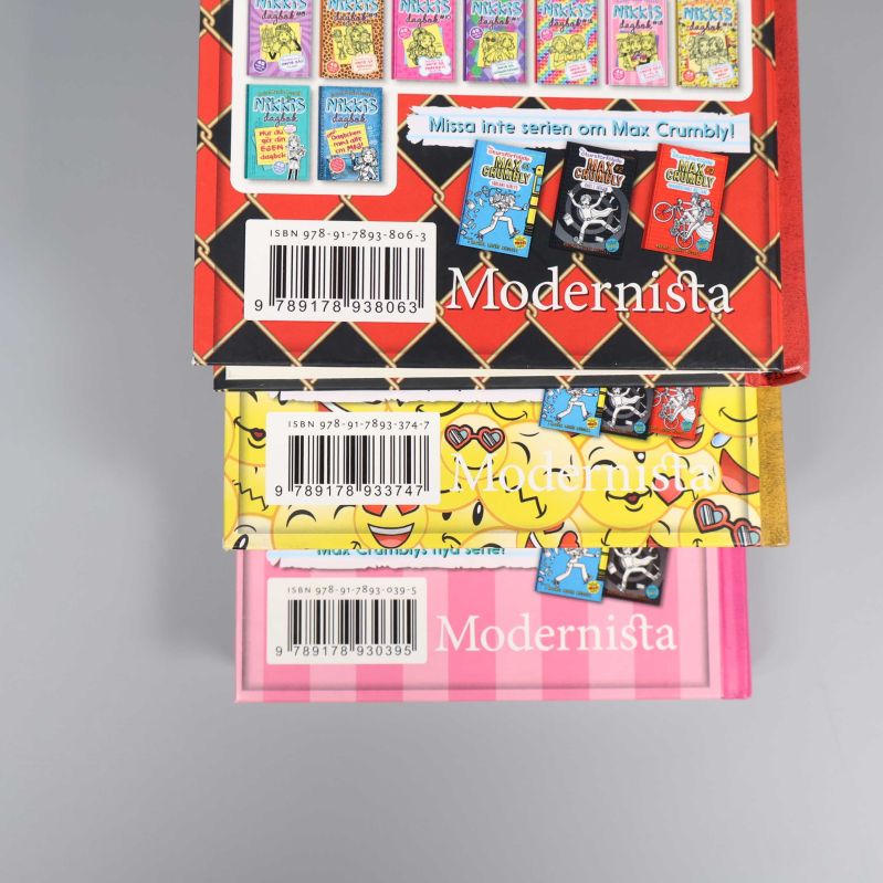 Tre bokbaksidor med tydliga ISBN-streckkoder