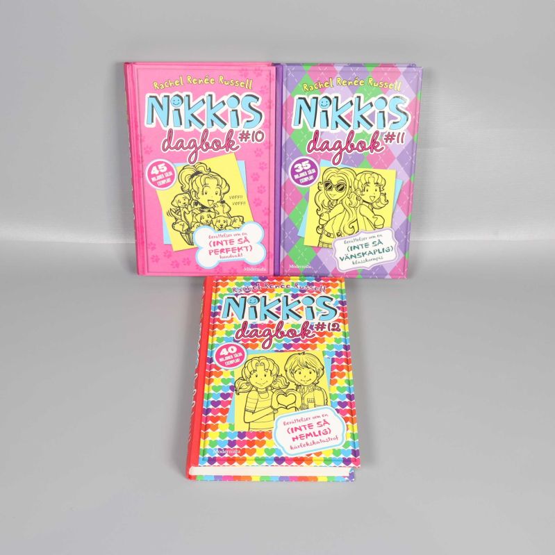 Tre böcker ur Nikkis dagbok-serien, framsidor synliga