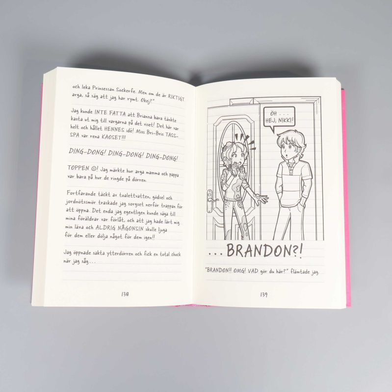 Uppslag ur Nikkis dagbok med illustration av två karaktärer