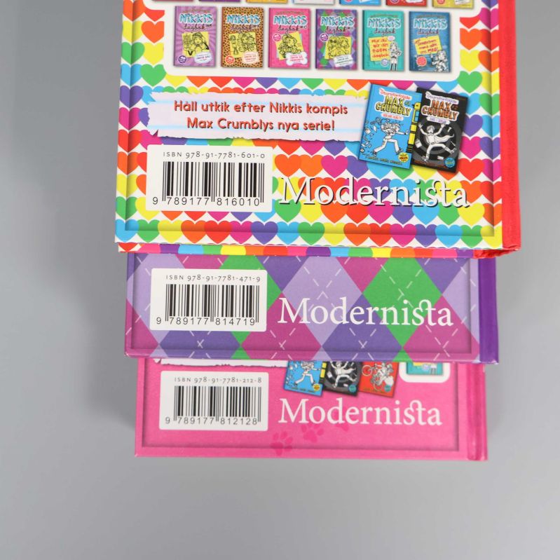 Närbild på ISBN-koder för Nikkis dagbok 10, 11 och 12