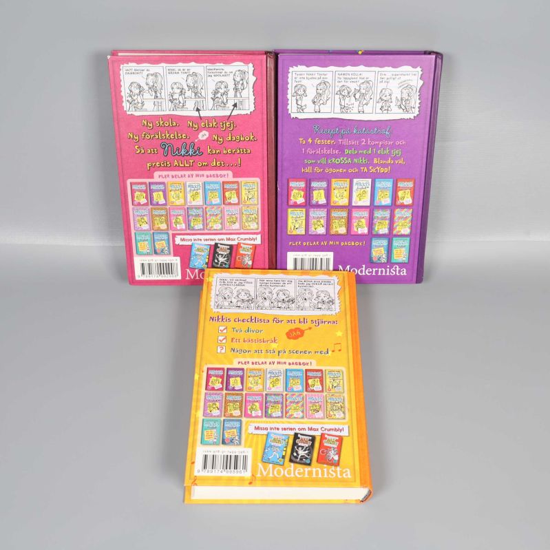 Baksidor av Nikkis dagbok 1, 2 och 3 med serieillustrationer och bokserier