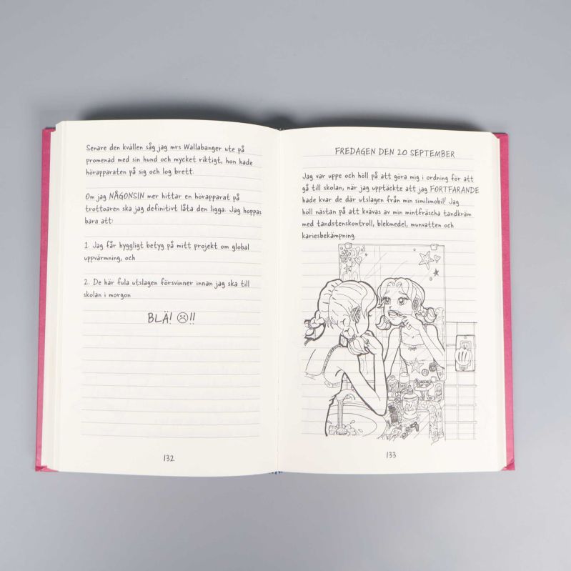 Två sidor ur Nikkis dagbok fyllda med text och humoristiska teckningar
