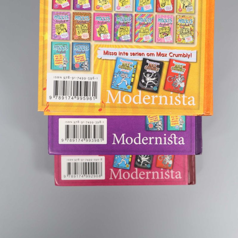 Baksidor av Nikkis dagbok 1-3 med synliga ISBN-nummer och bokseriereklam