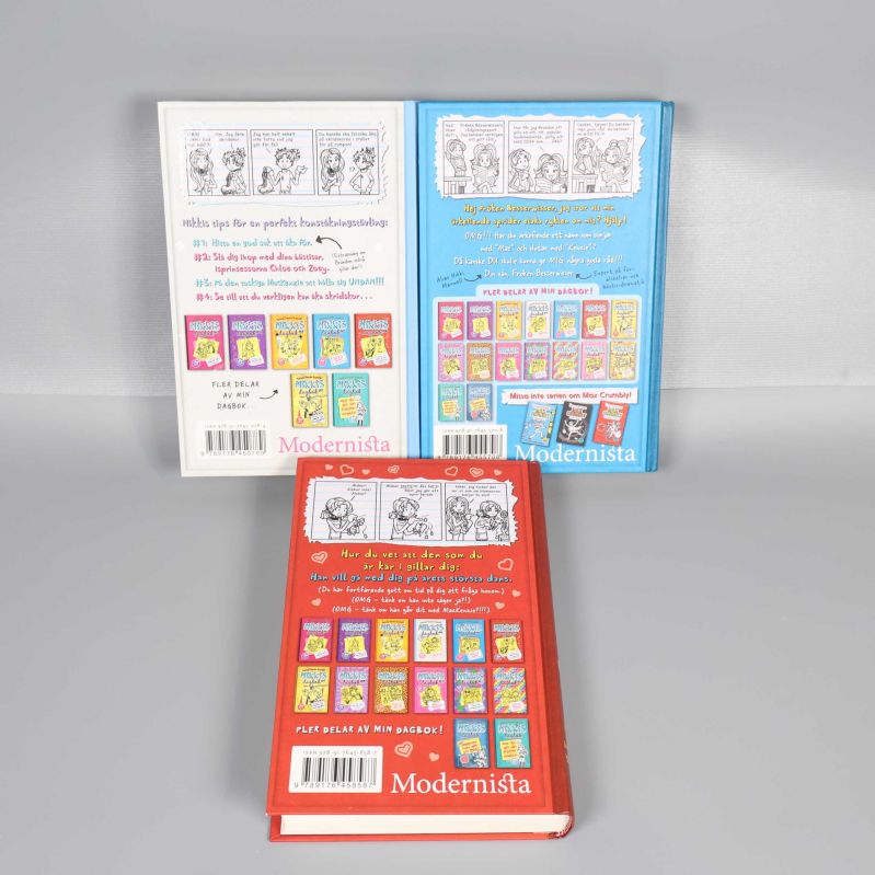 Baksidor av Nikkis dagbok 4-6 med serierutor och bokinformation