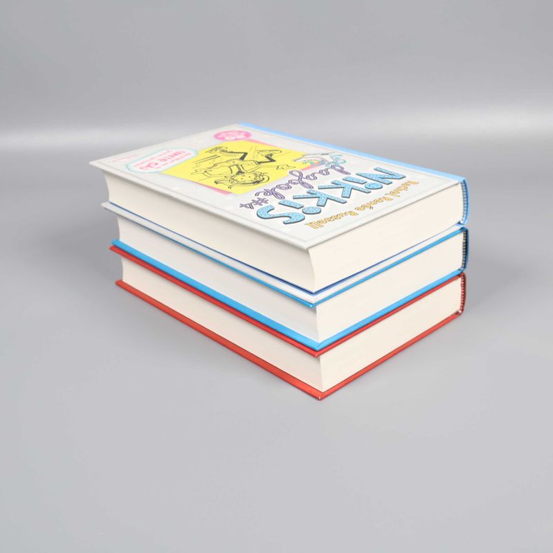 Nikkis dagbok böcker staplade uppifrån med synliga sidor