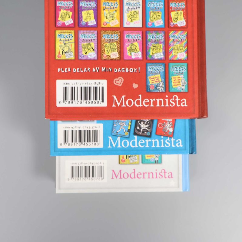Närbild på ISBN och baksidor av Nikkis dagbok 4, 5 och 6