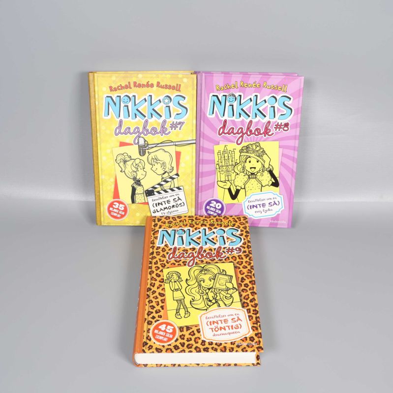 Framsidor på tre böcker: Nikkis dagbok 7, 8 och 9, färgglada omslag