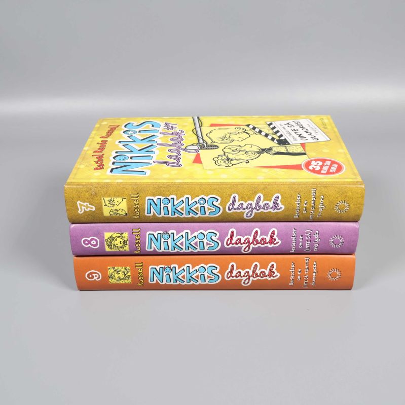 Ryggar på tre böcker ur Nikkis dagbok-serien med nummer 7, 8 och 9