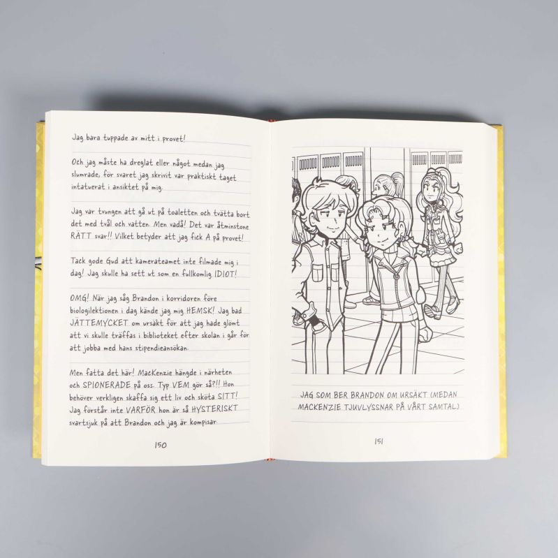 Uppslag ur Nikkis dagbok med text och serieillustration i skolmiljö