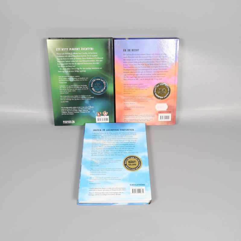 Baksidor av tre Musse & Helium böcker med text och ISBN