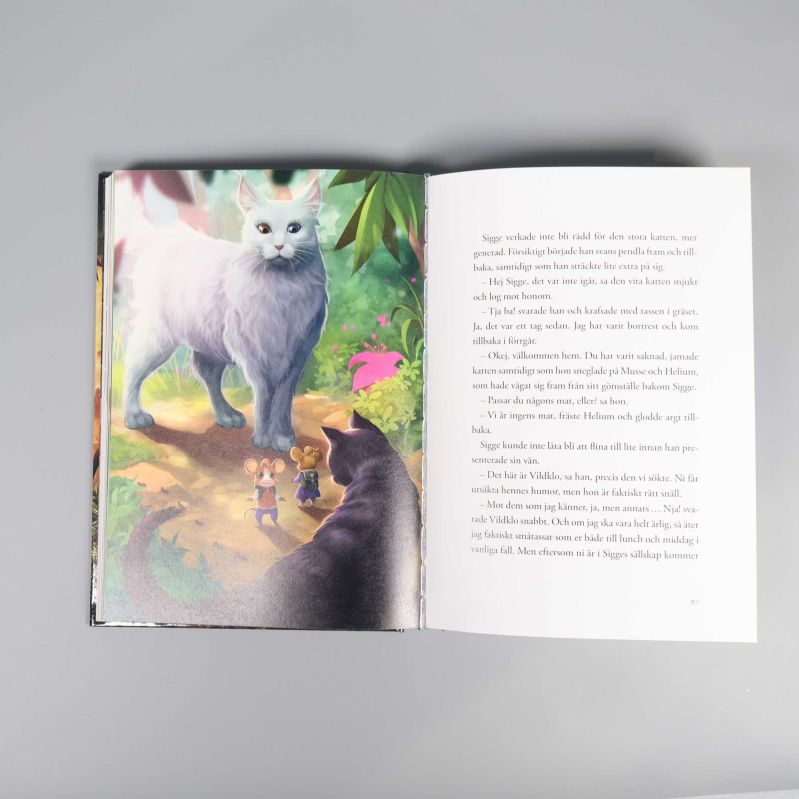 Uppslag med färgillustration på katter och möss ur Musse & Helium