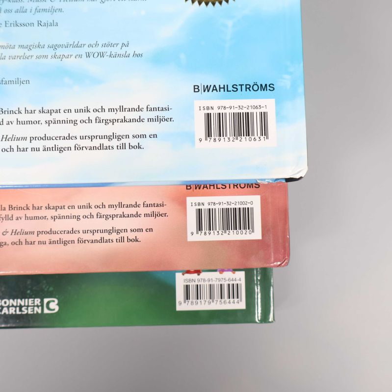 Närbild på ISBN-etiketter på baksida av Musse & Helium böcker