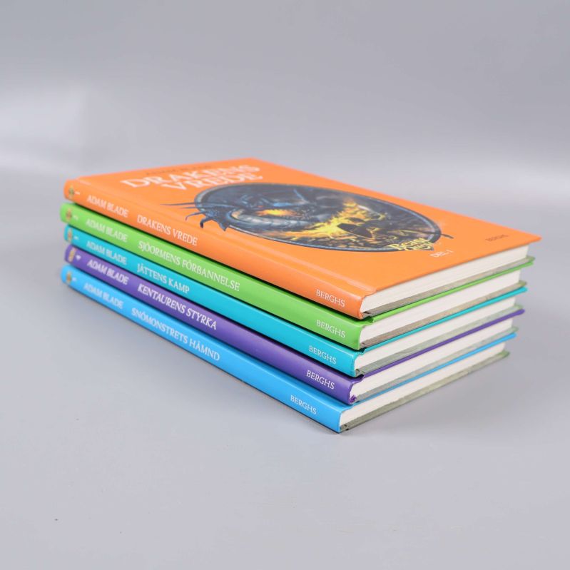 Beast Quest-böcker staplade i färgordning med synliga ryggar