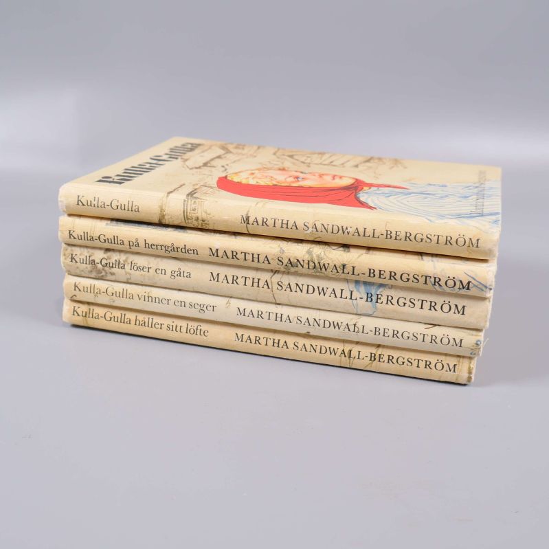 Ryggar på fem Kulla-Gulla-böcker staplade på varandra