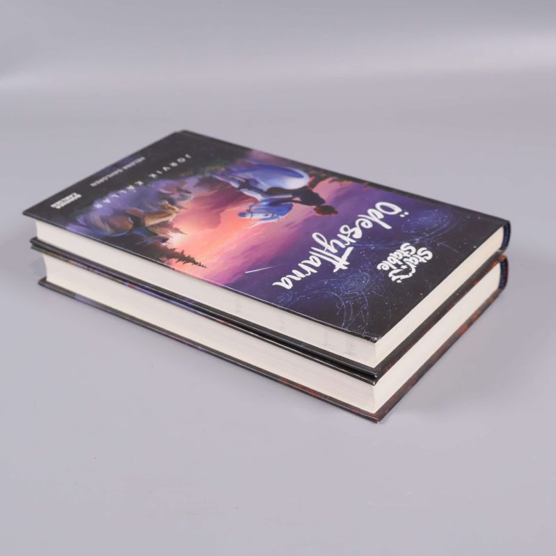 Ödesryttarna-böcker staplade på varandra, ovansidan synlig