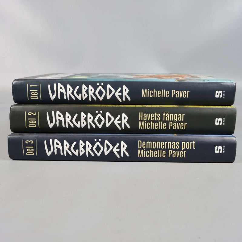 Ryggar på tre böcker ur Vargbröder-serien av Michelle Paver