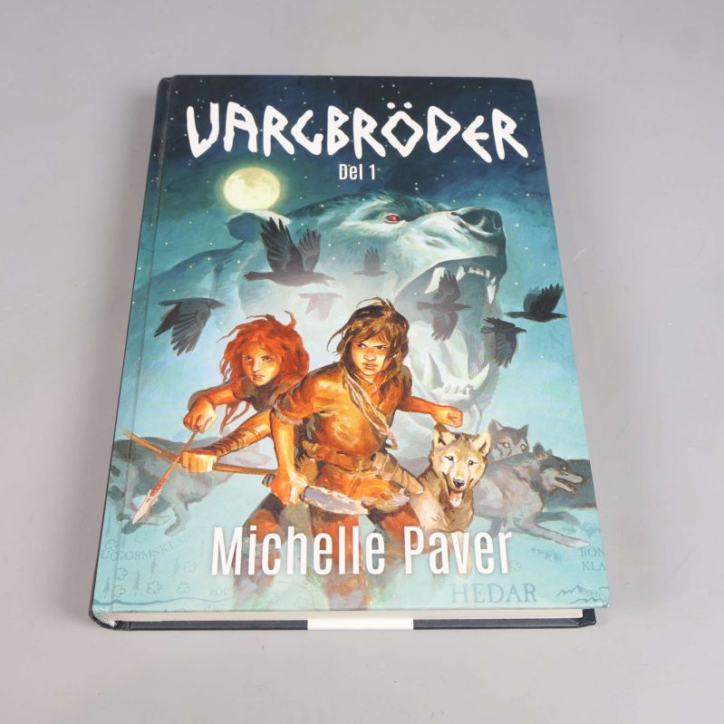 Omslaget till Vargbröder Del 1 med två karaktärer och ulv