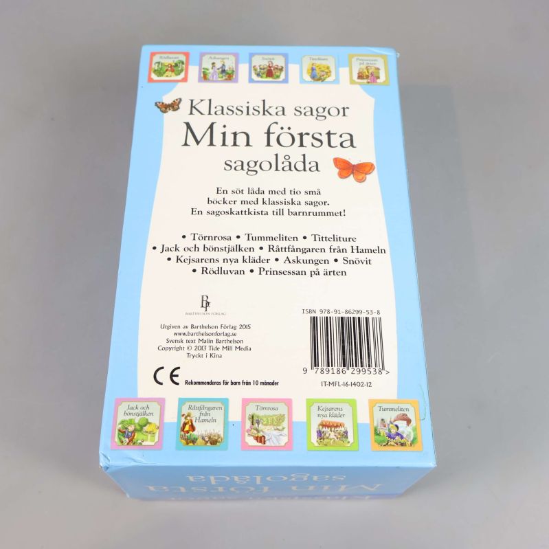 Baksida av sagolådan med titlar och ISBN synligt