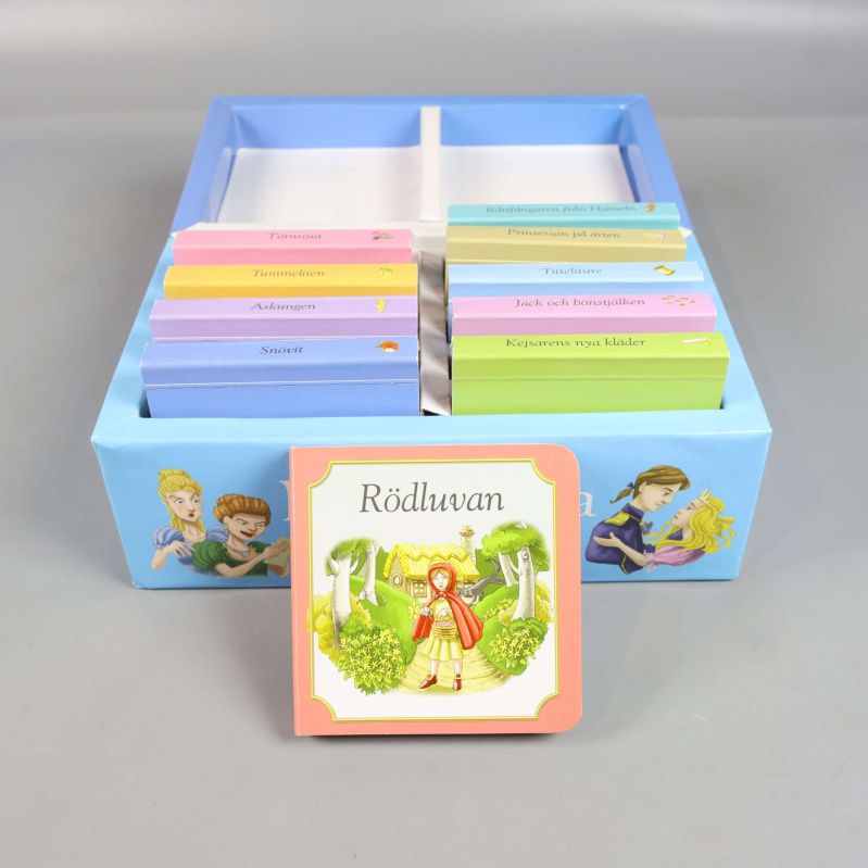 Sagolåda med boken Rödluvan placerad framför