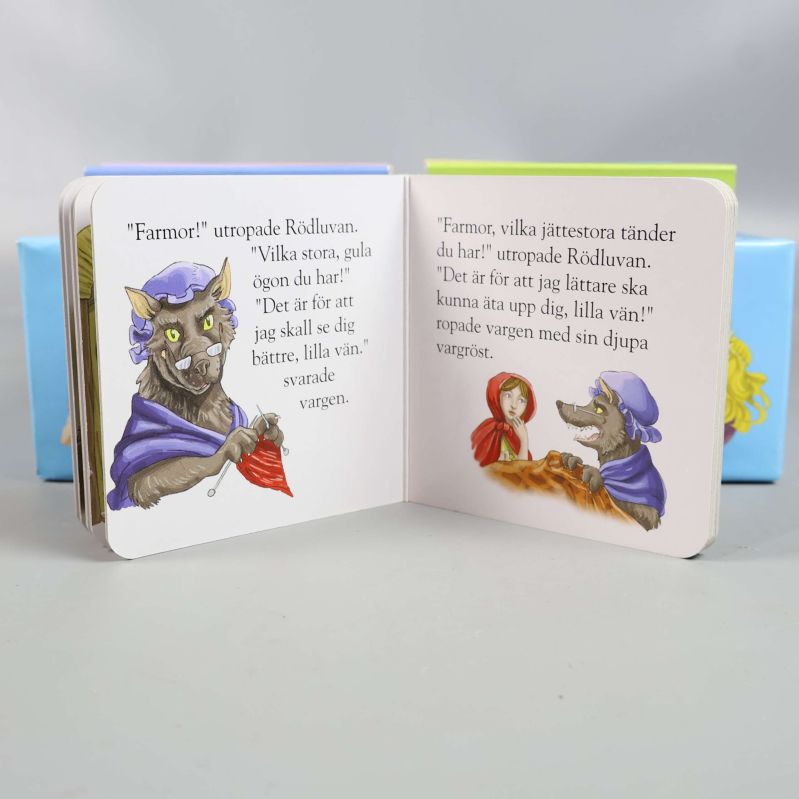 Uppslag ur boken Rödluvan med bilder och text