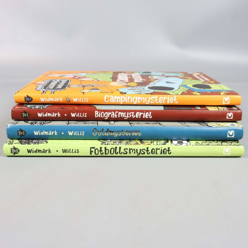 Bokryggar på bokpaket, titlar och författarnamn synliga