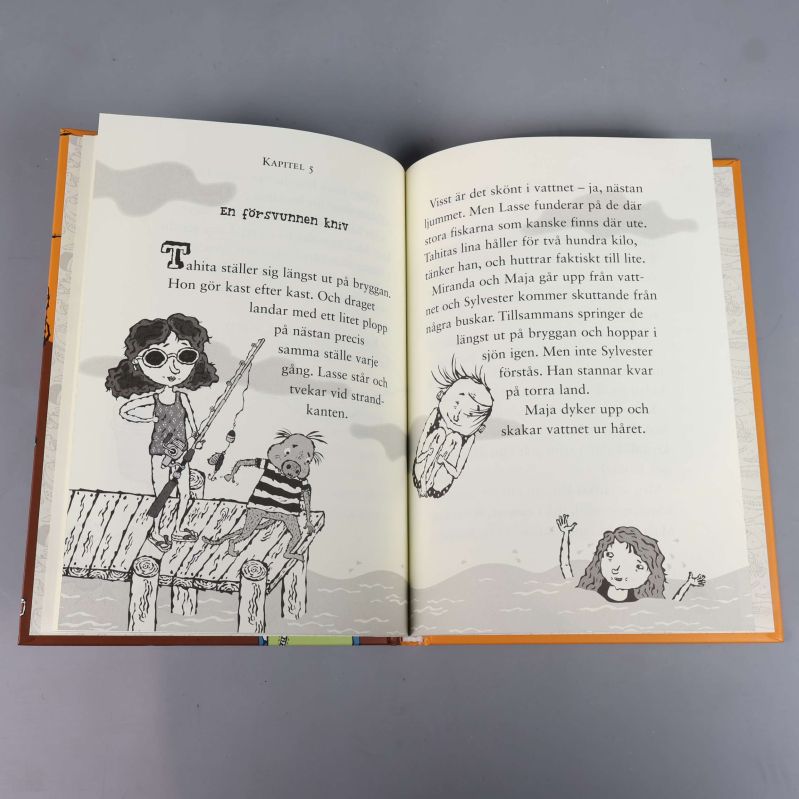 Uppslag ur Campingmysteriet med svartvita illustrationer och text