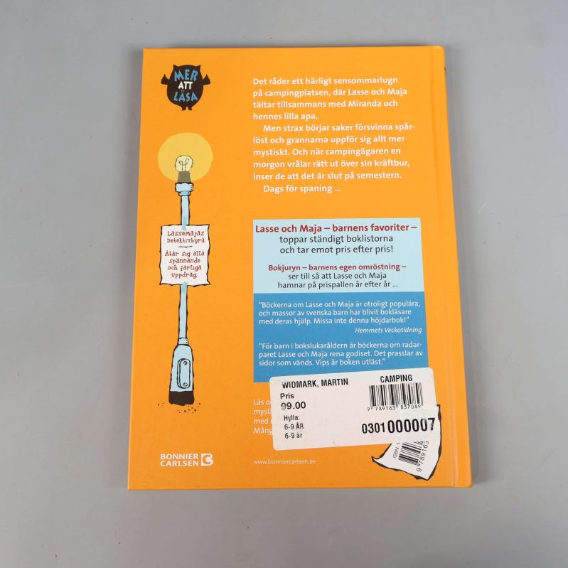 Baksida av Campingmysteriet med beskrivande text och etikett